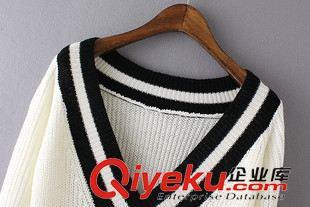 9月3號(hào) 周四上新 FF2015新款秋裝韓版中長(zhǎng)款V領(lǐng)寬松套頭毛衣長(zhǎng)袖針織衫學(xué)生女裝潮圖片|9月3號(hào) 周四上新 FF2015新款秋裝韓版中長(zhǎng)款V領(lǐng)寬松套頭毛衣長(zhǎng)袖針織衫學(xué)生女裝潮產(chǎn)品圖片由蘇州萬人迷服飾公司生產(chǎn)提供-